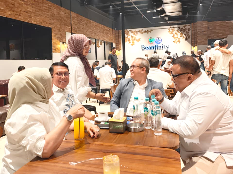 Menghadiri Undangan Acara syukuran atas terpilihnya Bapak Hilal Firmansyah sebagai Ketua Kadin Kabupaten Bogor periode Tahun 2026-2031 di Cafe Beanfinity Cibinong Bogor